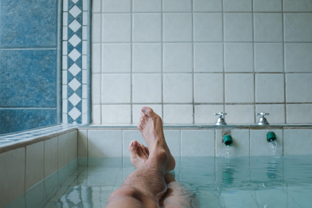 Legs resting in a thermal bath