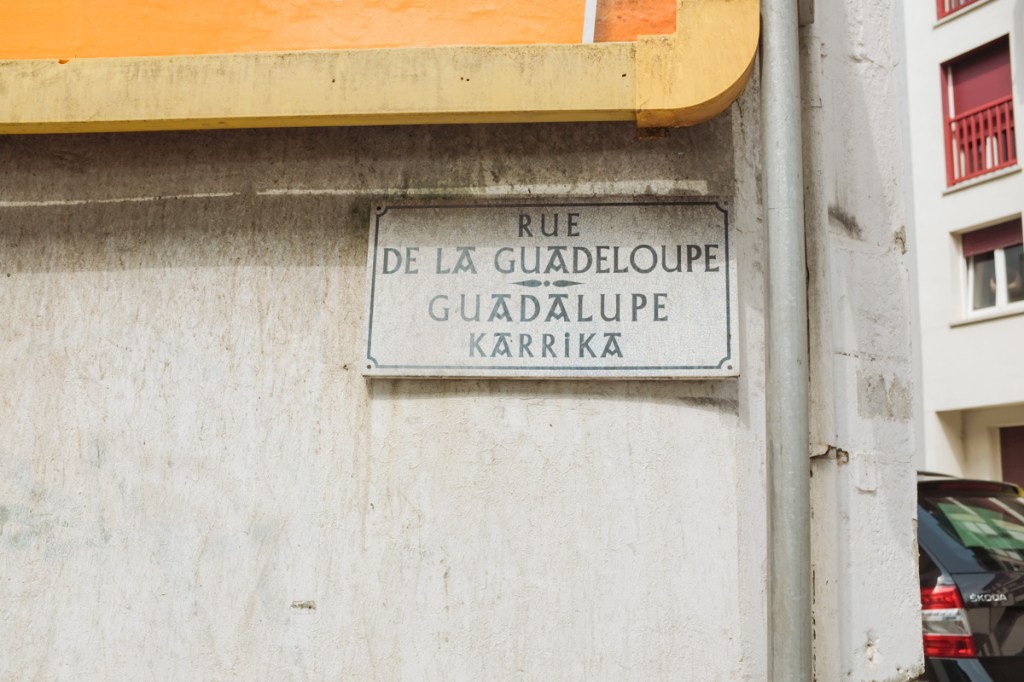 A bilingual street sign in French and Basque using typical Basque lettering